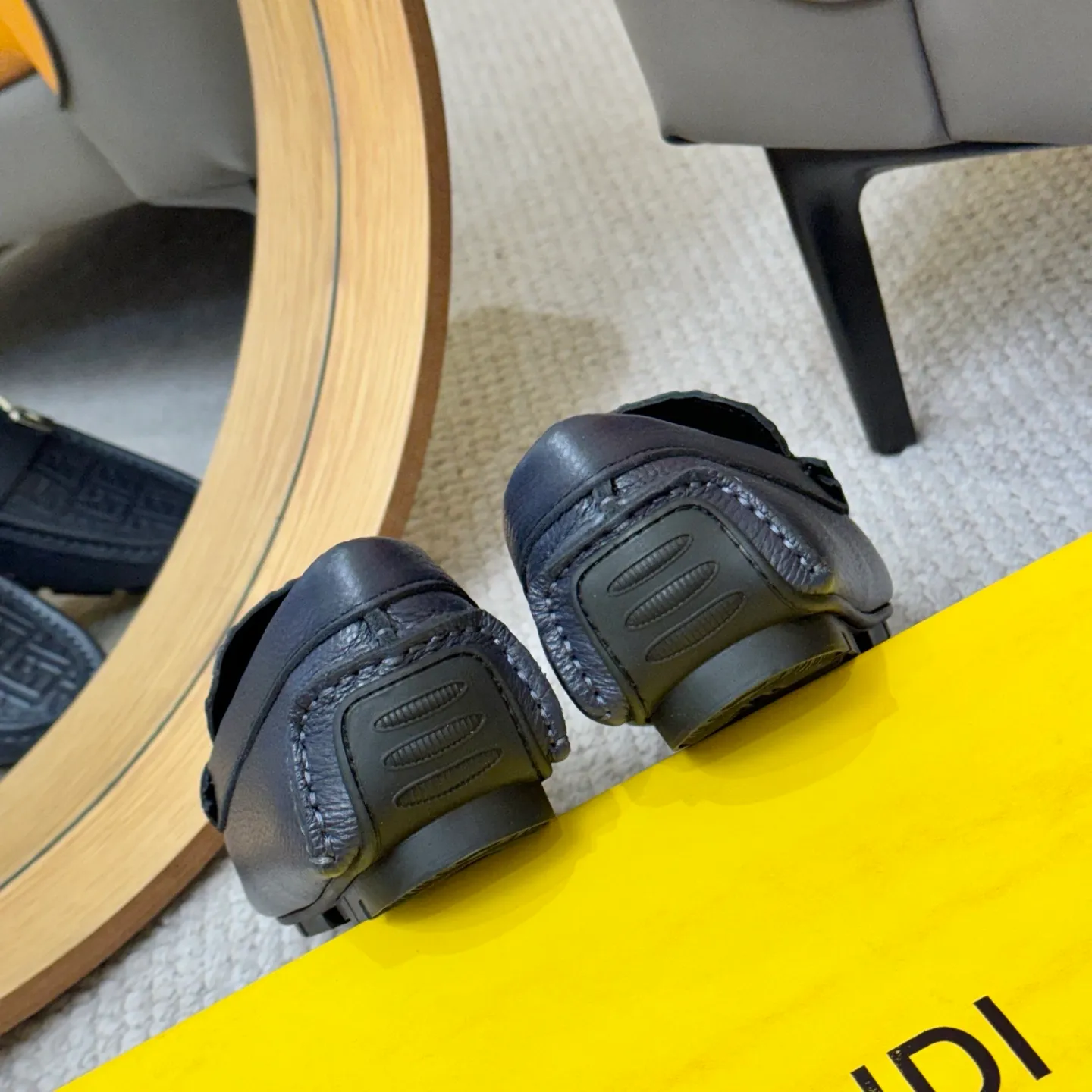 Men's shoes 💰420 [FENDI Fendi] 2⃣️0⃣️2⃣️5️⃣New Milan men's fashion lazy catwalk style ✅ fashionable casual beanie shoes, imported calfskin fabric, super smooth texture, sweat-absorbent and breathable, (sheepskin lining). Metal LOGO on the shoe body, Medusa avatar, irregular avatar, high-end craftsmanship logo✅ French Loft set foot design style 👟Low-key and elegant, great on-foot effect... Men's shoe size: 38-46 (4-12)